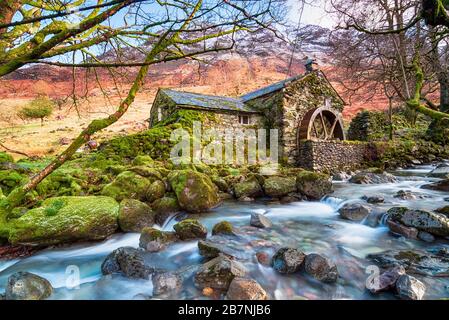 Eine alte Wassermühle am Ufer des Combes Gill im Borrowdale Tal im Lake District National Park in Cumbria Stockfoto