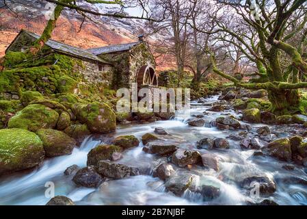 Eine uralte Wassermühle am Ufer des Combe Gill bei Borrowdale im Lake District National P ark Stockfoto