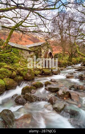 Die alte Mühle in Borrowdale am Ufer des Combe Gill im Nationalpark Lake District in Cumbria Stockfoto