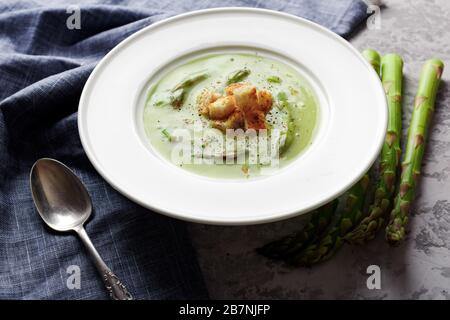 Spargel Suppe in Weiß Schüssel Nahaufnahme. Essen Fotografie Stockfoto