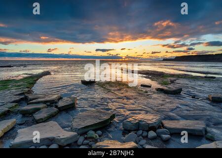 Sonnenuntergang über dem Strand bei Kimmeridge an der Küste von Dorset Stockfoto