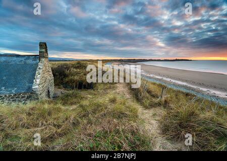 Eine winzige Kapelle in den Sanddünen am Strand von Llandanwg im Snowdonia National Park in Wales Stockfoto