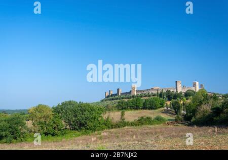 Monteriggioni ist eine mittelalterlichen ummauerten Stadt, die sich auf einem natürlichen Hügel befindet, der von den Sienesen 1214-19 als Frontlinie in ihren Kriegen gegen Florenz erbaut wurde. Stockfoto