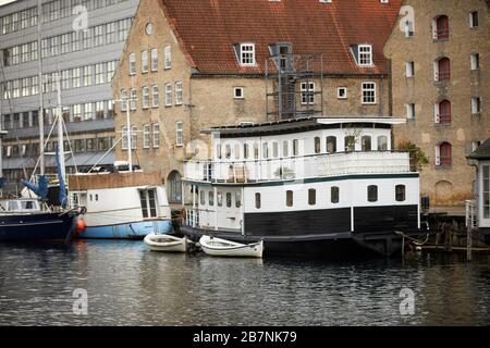 Kopenhagen, Dänemarks Hauptstadt, Wilders Plads Marina bootet entlang der Wasserstraße Stockfoto