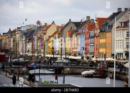 Kopenhagen, Dänemarks Hauptstadt, Nyhavn historisches Hafengebiet, Kanal- und Unterhaltungsviertel, gesäumt von farbenfrohen Stadthäusern aus dem 17. Und 18. Jahrhundert Stockfoto