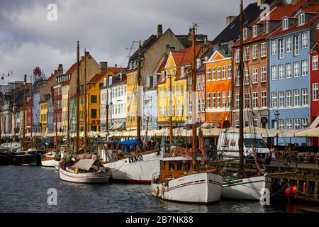 Kopenhagen, Dänemarks Hauptstadt, Nyhavn historisches Hafengebiet, Kanal- und Unterhaltungsviertel, gesäumt von farbenfrohen Stadthäusern aus dem 17. Und 18. Jahrhundert Stockfoto