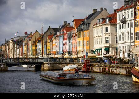 Kopenhagen, Dänemarks Hauptstadt, Nyhavn historisches Hafengebiet, Kanal- und Unterhaltungsviertel, gesäumt von farbenfrohen Stadthäusern aus dem 17. Und 18. Jahrhundert Stockfoto