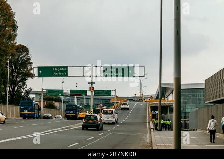 Fassade, Verkehrsmittel und Zufahrtswege des Internationalen Flughafens El Dorado von Bogotá, Bogotá, 16. März 2020 Stockfoto