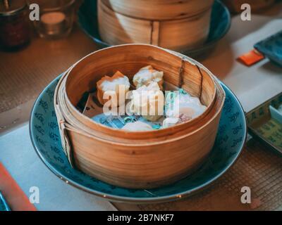 Selektive Fokusaufnahme eines Sortiments klassischer Dim Sum Stockfoto