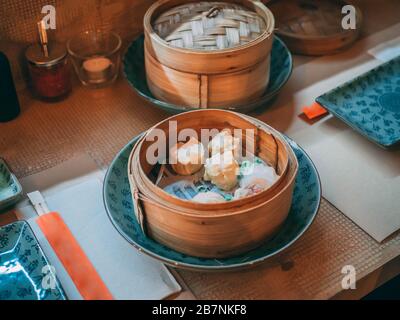 High-Angle-Aufnahme eines Sortiments von klassischen Dim Sum Stockfoto