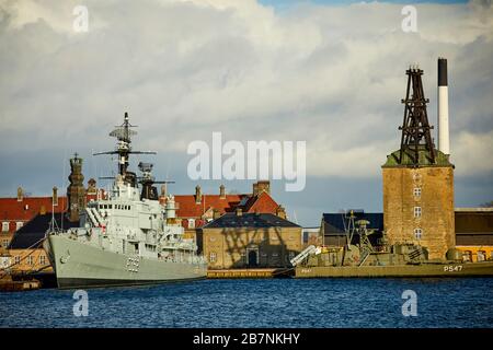 Kopenhagen, Dänemarks Hauptstadt, Naval Station Holmen HDMS Peder Skram (F352) Royal Danish Navy Fregatte 1990 außer Dienst gestellt und jetzt amuseum Schiff. Stockfoto