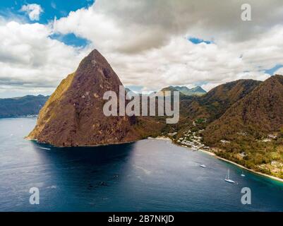 Saint Lucia Caribbean Island, riesige Piton-Berge am Strand der tropischen Insel Saint Lucia Stockfoto