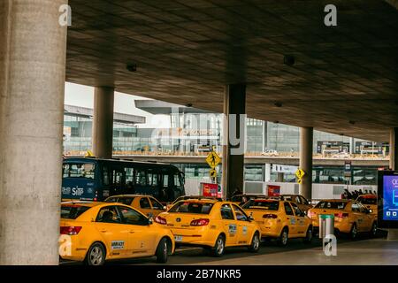 Fassade, Verkehrsmittel und Zufahrtswege des Internationalen Flughafens El Dorado von Bogotá, Bogotá, 16. März 2020 Stockfoto