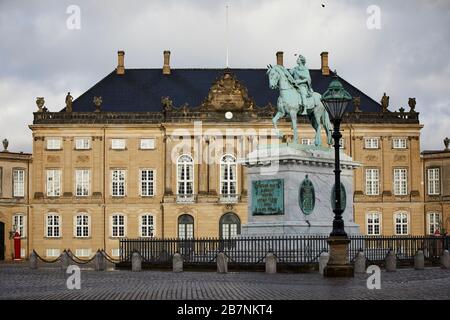 Kopenhagen, Dänemarks Hauptstadt Amalienborg, aus Bronze gegossenes Reiterstandbild von König Frederik V. und Frederik VIII. Palast Stockfoto