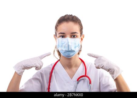 Schöner weiblicher Arzt mit Schutzmaske und Handschuhen auf weißem Hintergrund Stockfoto