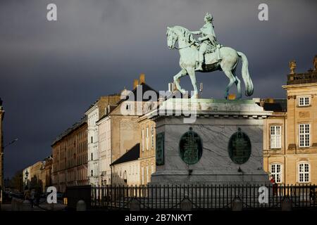 Kopenhagen, Dänemarks Hauptstadt Amalienborg, aus Bronze gegossenes Reiterstandbild von König Frederik V. und Frederik VIII. Palast Stockfoto