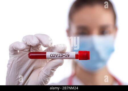 Arzt mit einem Blutproben-Reagenzglas von Covid-19, Coronavirus Konzept Stockfoto