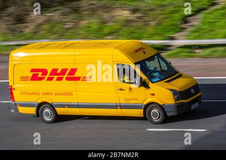 DHL-Liefermann fährt mit dem gelben Mercedes Sprinter M6, Lancaster, Großbritannien; Fahrzeugverkehr, Transport, moderne, nordwärts gerichtete Straße auf der dreispurigen Autobahn. Stockfoto