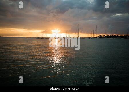 Sonnenuntergang über vermoorten Segelbooten. Stockfoto