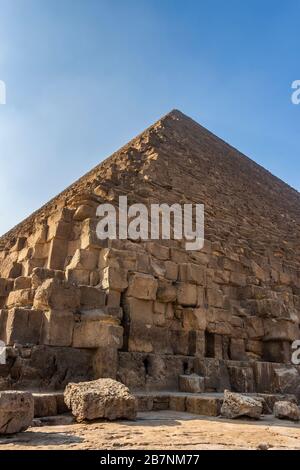 Von unten nach oben Blick auf die große Pyramide von Gizeh an einem klaren sonnigen Tag Stockfoto