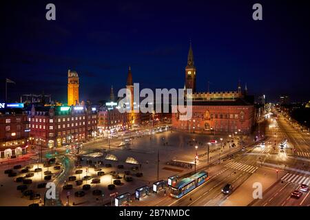 Kopenhagen, die Hauptstadt Dänemarks, der Rathausplatz und das Rathaus in der Nacht Stockfoto