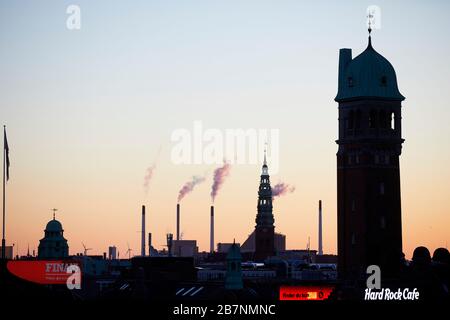 Kopenhagen, Dänemarks Hauptstadt, (rechts) die Holgaard Arkitekter Apartments Uhrturm und Hard Rock Cafe umrahmen die Skyline bei Sonnenaufgang Stockfoto