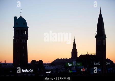 Kopenhagen, Dänemarks Hauptstadt, Holgaard Arkitekter Apartments und Hard Rock Cafe, Scandic Palace Hotel Clock Tower Silhouette bei Sonnenaufgang Stockfoto