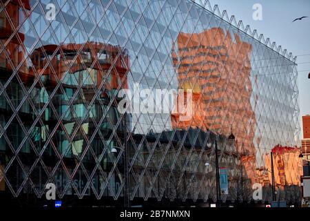 Kopenhagen, Dänemarks Hauptstadt, der Rathausplatz modernes Einkaufszentrum spiegelt das moderne Gebäude wider Stockfoto