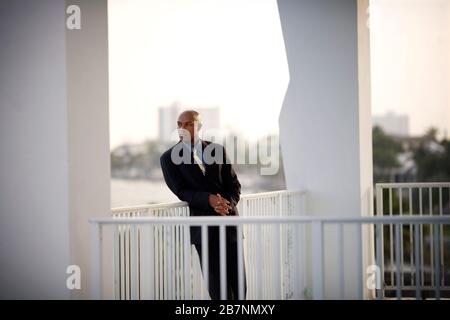 Mitte - Erwachsene Geschäftsmann auf einem Balkon. Stockfoto