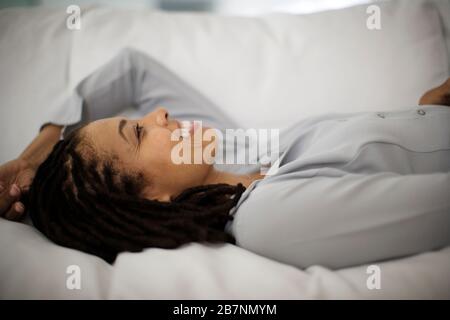 Lächelnde junge Frau mit verlocktem Haar. Stockfoto