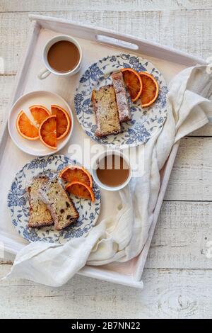 Am Wochenende Frühstückstisch mit Bananenbrot und Kaffee. Flacher Laienstil Stockfoto