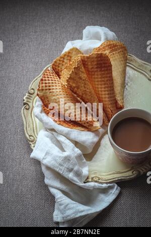 Hausgemachte Waffeln und eine Tasse Kaffee auf einem Tablett Stockfoto