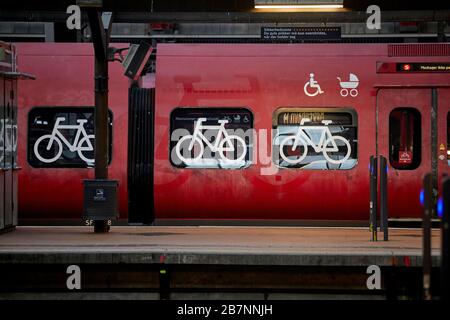 Kopenhagen, die Hauptstadt Dänemarks, der S-Zug aus Kopenhagen, hybride Fahrradaufkleber für die Stadt und die Vorstadt auf dem Fenster für das vorgesehene Radverkehrsgebiet Stockfoto