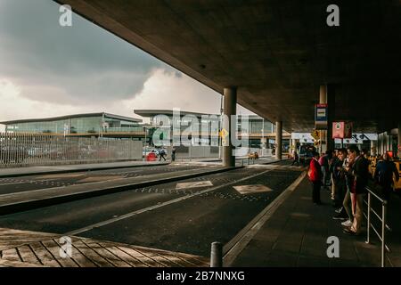 Fassade, Verkehrsmittel und Zufahrtswege des Internationalen Flughafens El Dorado von Bogotá, Bogotá, 16. März 2020 Stockfoto