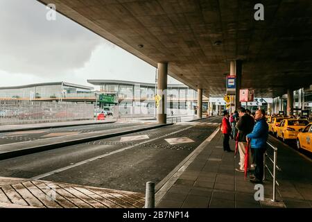 Fassade, Verkehrsmittel und Zufahrtswege des Internationalen Flughafens El Dorado von Bogotá, Bogotá, 16. März 2020 Stockfoto