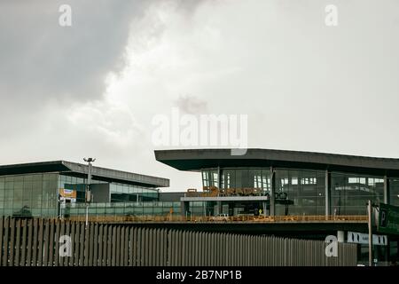 Fassade, Verkehrsmittel und Zufahrtswege des Internationalen Flughafens El Dorado von Bogotá, Bogotá, 16. März 2020 Stockfoto