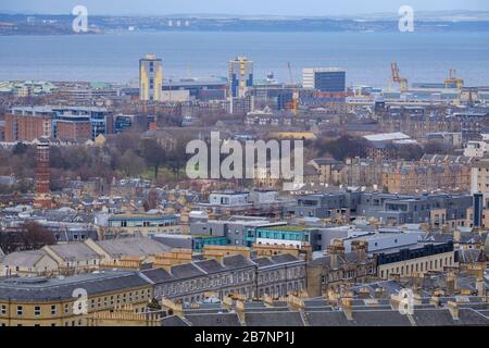 Blick über die Dächer von Edinburgh in Richtung Leith im Norden der Stadt und über den Firth of Forth nach Fife. Stockfoto