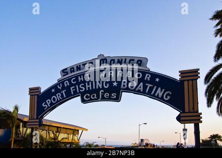 Einfahrtsschild zum Yachthafen Santa Monica, Kalifornien. Es wirbt mit Sportfischen, Bootstouren und Cafés. Santa Monica ist auch das Ende der Route 66. Stockfoto