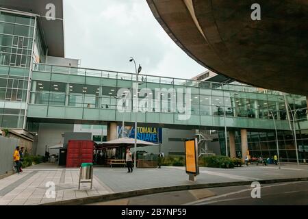 Fassade, Verkehrsmittel und Zufahrtswege des Internationalen Flughafens El Dorado von Bogotá, Bogotá, 16. März 2020 Stockfoto