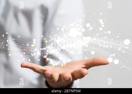 Männliche Hand hält eine Schnittstelle mit kleinen Kreisen verbunden Darstellung Globale Verbindungsdaten Stockfoto