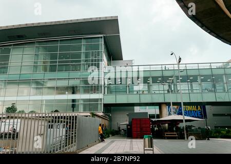 Fassade, Verkehrsmittel und Zufahrtswege des Internationalen Flughafens El Dorado von Bogotá, Bogotá, 16. März 2020 Stockfoto