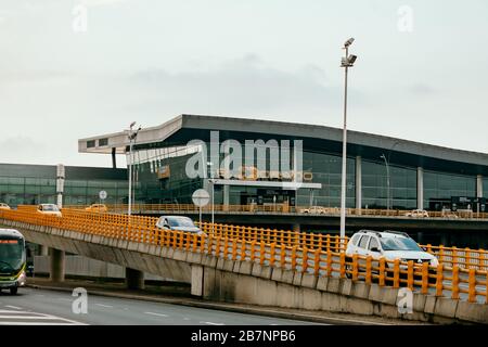 Fassade, Verkehrsmittel und Zufahrtswege des Internationalen Flughafens El Dorado von Bogotá, Bogotá, 16. März 2020 Stockfoto