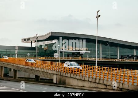 Fassade, Verkehrsmittel und Zufahrtswege des Internationalen Flughafens El Dorado von Bogotá, Bogotá, 16. März 2020 Stockfoto