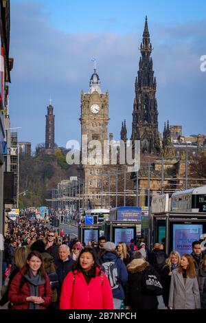 Das Nelson Monument, das Balmoral Hotel und das Scott Monument Tower über Käufer und Fußgänger in der Princess Street, der Haupteinkaufsstraße im Stadtzentrum von Edinburgh. Stockfoto