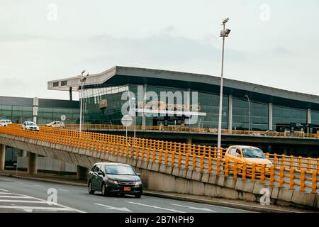 Fassade, Verkehrsmittel und Zufahrtswege des Internationalen Flughafens El Dorado von Bogotá, Bogotá, 16. März 2020 Stockfoto