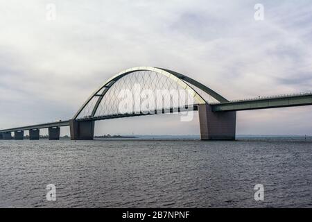 Blick von Fehmarn auf die Fehmarnsundbrücke Stockfoto