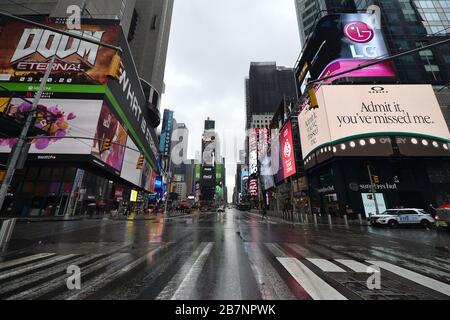 New York City, USA. März 2020. Ein fast leerer Times Square aufgrund der Coronavirus (Covid-19)-Pandemie, New York, NY, 17. März 2020. New York Reg. Andrew Cuomo und New Yorker Bürgermeister Bill de Blasio haben solche verbotenen Zusammenkünfte von 50 oder mehr Menschen stark eingeschränkt, die Schließung von Restaurants, Bars, Turnhallen und Theatern angeordnet, um die Verbreitung des Virus durch sozialen Kontakt zu stoppen. (Anthony Behar/Sipa USA) Credit: SIPA USA/Alamy Live News Stockfoto