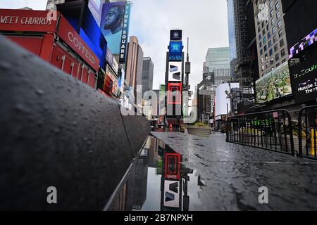 New York City, USA. März 2020. Ein fast leerer Times Square aufgrund der Coronavirus (Covid-19)-Pandemie, New York, NY, 17. März 2020. New York Reg. Andrew Cuomo und New Yorker Bürgermeister Bill de Blasio haben solche verbotenen Zusammenkünfte von 50 oder mehr Menschen stark eingeschränkt, die Schließung von Restaurants, Bars, Turnhallen und Theatern angeordnet, um die Verbreitung des Virus durch sozialen Kontakt zu stoppen. (Anthony Behar/Sipa USA) Credit: SIPA USA/Alamy Live News Stockfoto