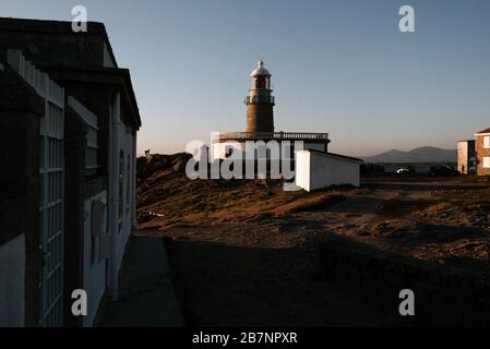 Wunderschöner Leuchtturm bei Sonnenuntergang in Galicien, Spanien Stockfoto