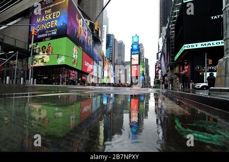 New York City, USA. März 2020. Ein fast leerer Times Square aufgrund der Coronavirus (Covid-19)-Pandemie, New York, NY, 17. März 2020. New York Reg. Andrew Cuomo und New Yorker Bürgermeister Bill de Blasio haben solche verbotenen Zusammenkünfte von 50 oder mehr Menschen stark eingeschränkt, die Schließung von Restaurants, Bars, Turnhallen und Theatern angeordnet, um die Verbreitung des Virus durch sozialen Kontakt zu stoppen. (Anthony Behar/Sipa USA) Credit: SIPA USA/Alamy Live News Stockfoto